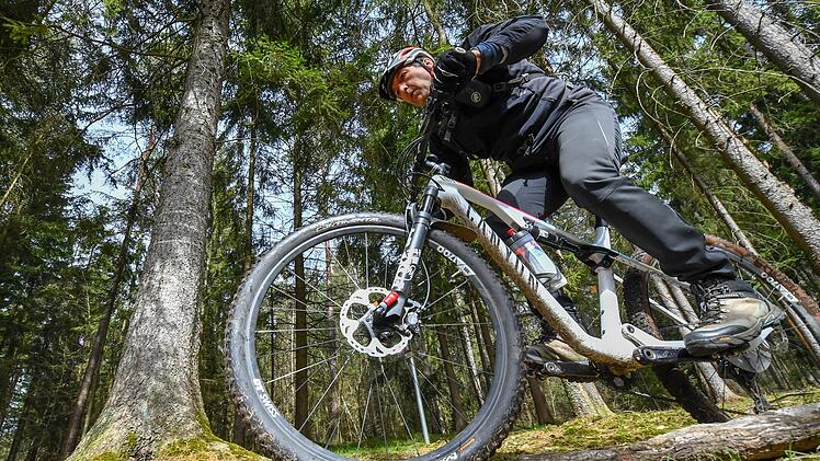 Wurzeln quer über den Weg sind für Mountainbiker wie Gerd Kammerer kein Problem.  Foto: Ronald Rinklef