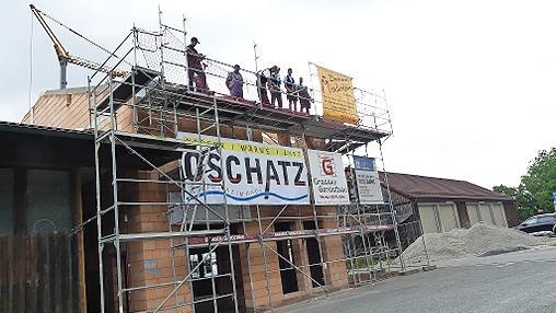 Am neuen Bürogebäude des Handwerksbetriebs in Streitberg wurde das Richtfest gefeiert.