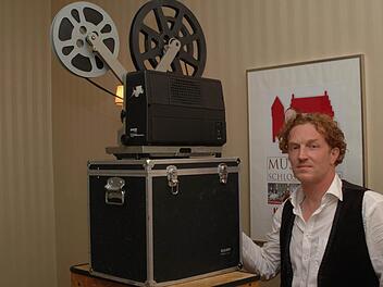 Gunthard Stephan mit Projektor: Er ist nicht nur Geigenspieler, sondern auch Filmvorführer.  Fotos: Peter Klopf