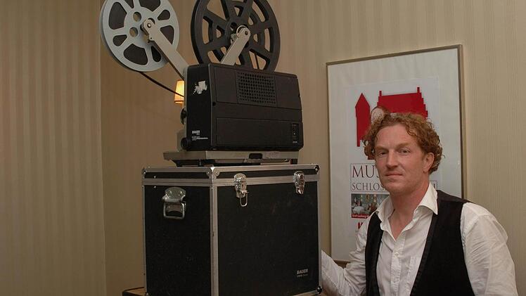 Gunthard Stephan mit Projektor: Er ist nicht nur Geigenspieler, sondern auch Filmvorführer.  Fotos: Peter Klopf