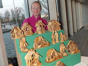 Ursula Fröhlich verkaufte Krippen und Figuren aus Olivenholz. Foto: Manfred Welker
