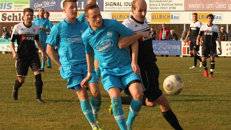 Gefährliche Situation im Gästestrafraum, wo der Sander Florian Gundelsheimer (rechts) und der Gästespieler sich Arm in Arm einen heißen Fight liefern. Foto: Günther Geiling