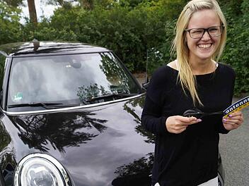 Freude pur: Jana Witt mit ihrem neuen Mini. Der Privatsender Antenne Bayern hatte ihn im Rahmen einer Aktion offen und mit steckendem Zündschlüssel abgestellt. Foto: Antenne Bayern