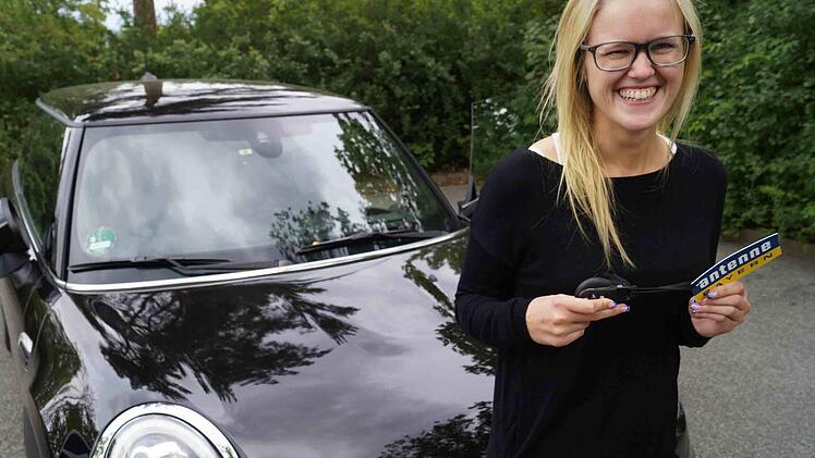 Freude pur: Jana Witt mit ihrem neuen Mini. Der Privatsender Antenne Bayern hatte ihn im Rahmen einer Aktion offen und mit steckendem Zündschlüssel abgestellt. Foto: Antenne Bayern