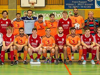 Der ASV Kleintettau (orangene Trikots) setzte sich im Endspiel gegen den VfR Johannisthal mit 2:1 durch und wurde Kronacher Hallenmeister. Mit im Bild (stehend von links) Kreisspielleiter Egon Grünbeck sowie (von rechts) stellvertretender Landrat Gerhard Wunder und Spielgruppenleiter Georg Skliwa. Fotos: Heinrich Weiß
