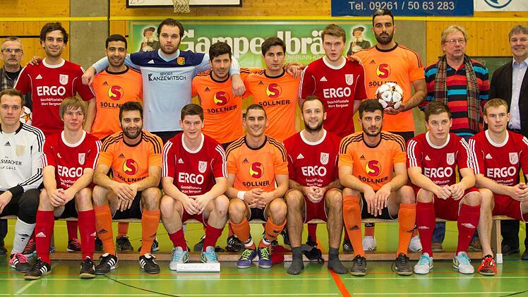 Der ASV Kleintettau (orangene Trikots) setzte sich im Endspiel gegen den VfR Johannisthal mit 2:1 durch und wurde Kronacher Hallenmeister. Mit im Bild (stehend von links) Kreisspielleiter Egon Grünbeck sowie (von rechts) stellvertretender Landrat Gerhard Wunder und Spielgruppenleiter Georg Skliwa. Fotos: Heinrich Weiß