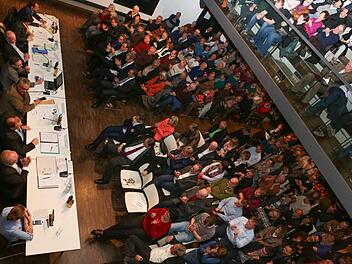 Volles Haus war am Dienstag bei der Podiumsdiskussion in der Fortuna Kulturfabrik. Fotos: Barbara Herbst