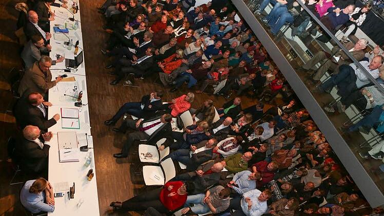 Volles Haus war am Dienstag bei der Podiumsdiskussion in der Fortuna Kulturfabrik. Fotos: Barbara Herbst