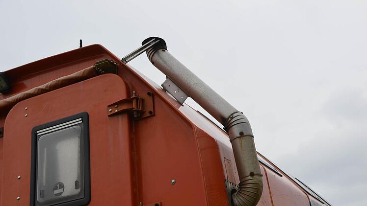 Abenteurer und Weltenbummler haben sich beim Globetrotter-Treffen vom feuchten Wetter nicht die Stimmung vermiesen lassen. Ein Ländersammler liest aus seinem neuen Buch. Foto: Peter Rauch