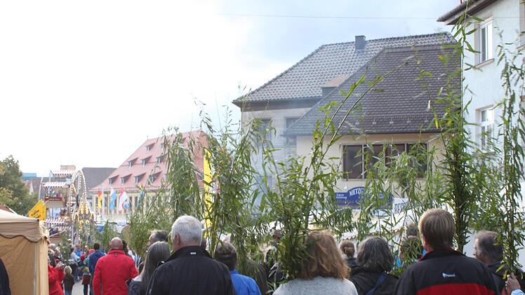 Alles strömt zum Korbmarkt. Hier der Einzug mit grünen Weidenzweigen.Popp
