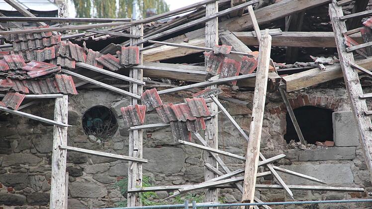 Das Dach der Stallungen ist 2015 bei einem Unwetter eingebrochen.