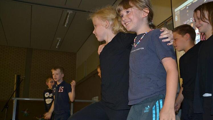 Die Klasse D1Aa f&uuml;hrte einen selbst ausgedachten Tanz vor.