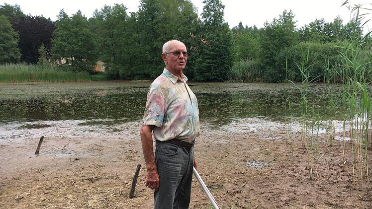 Georg Rebhan ist besorgt: Was noch vom Oberen Haussee übrig ist.Foto: Anette Schreiber