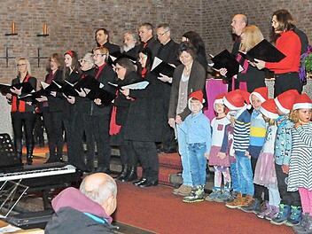 Der Chor "Chorioso" mit den "Waldmäusen" aus dem Waldkindergarten beim Weihnachtskonzert in Hausen  Foto: Karl Heinz Wirth