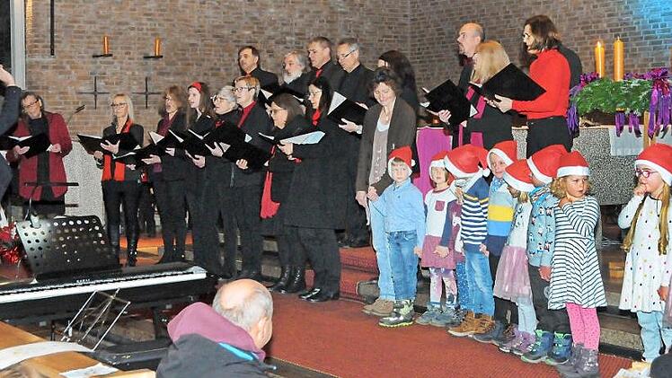 Der Chor "Chorioso" mit den "Waldmäusen" aus dem Waldkindergarten beim Weihnachtskonzert in Hausen  Foto: Karl Heinz Wirth