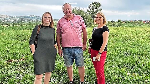 Lisa Badum (l.), Markus Galster und Ursula Sowa sehen sich in den Wässerwiesen bei Forchheim um.