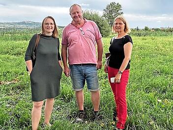 Lisa Badum (l.), Markus Galster und Ursula Sowa sehen sich in den Wässerwiesen bei Forchheim um.