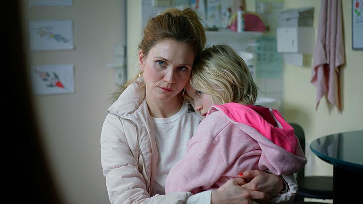Benni (Helena Zengel, rechts) m&ouml;chte verzweifelt zu ihrer labilen Mutter (Lisa Hagmeister) nach Hause zur&uuml;ck.