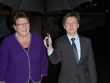 Das ist ein Service! Weil es bei ihrer Ankunft in Lützelbuch regnete, wurde Barbara Stamm vom Ortsverbandsvorsitzenden Mathias Zimmer mit Regenschirm vom Auto ins Gasthaus geleitet. Fotos: Oliver Schmidt