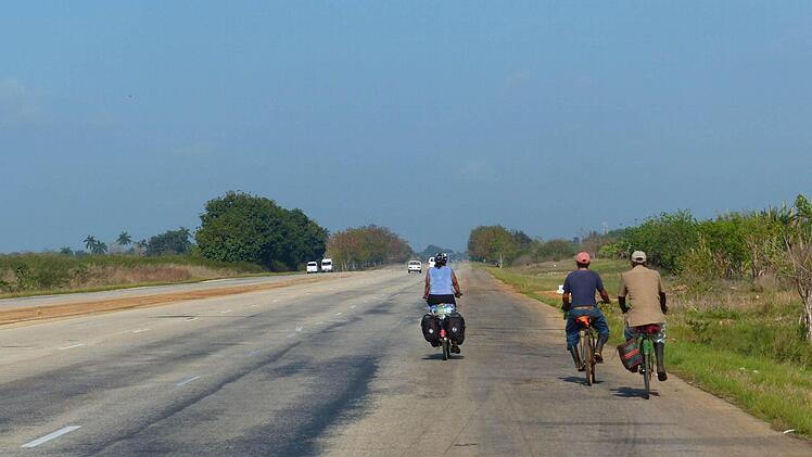 Radler-Autobahn. Auf rund 700 km verläuft in Kuba eine gut ausgebaute Autopista. Hier darf alles fahren, was Räder oder Beine hat.
