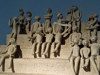 Heiner Bauer: Theater (2000, Steinzeug, gebaut)Fotos: Jochen Berger