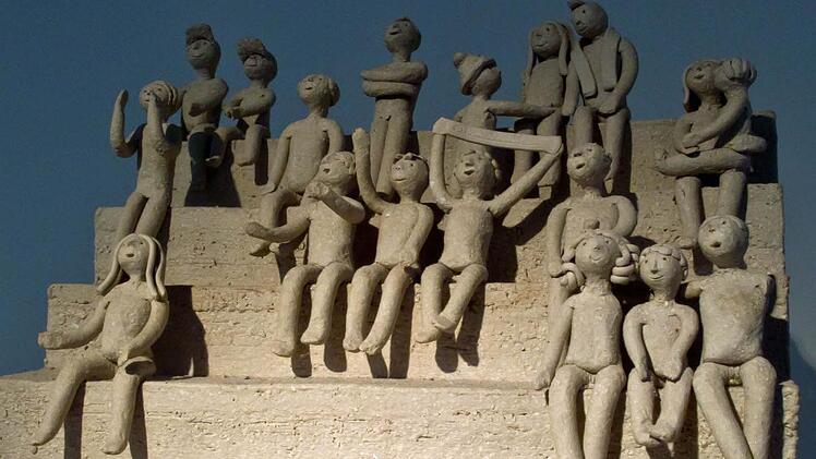 Heiner Bauer: Theater (2000, Steinzeug, gebaut)Fotos: Jochen Berger