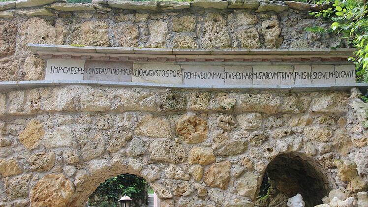 Fast wie am Konstantinsbogen neben dem Kolosseum in Rom: Manfred Ritter hat die Inschrift auf seinem persönlichen Triumphbogen der berühmten Inschrift aus dem antiken Viertel Roms nachempfunden.