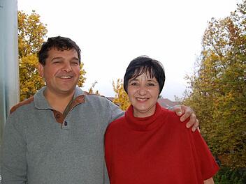 Sie sind ein gutes Team: Suzanna und Miljazim Berisa aus Kroatien arbeiten seit vielen Jahren als Übersetzer für Asylbewerber aus den Balkanstaaten.  Foto: Helke Renner