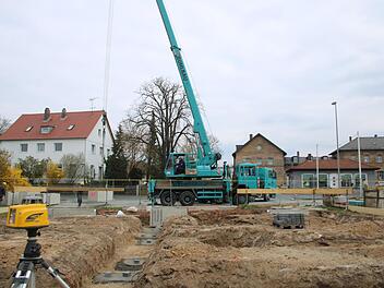 Die Wohnhäuser entstehen direkt gegenüber dem Bahnhof (im Hintergrund rechts). Foto: Jürgen Gärtner
