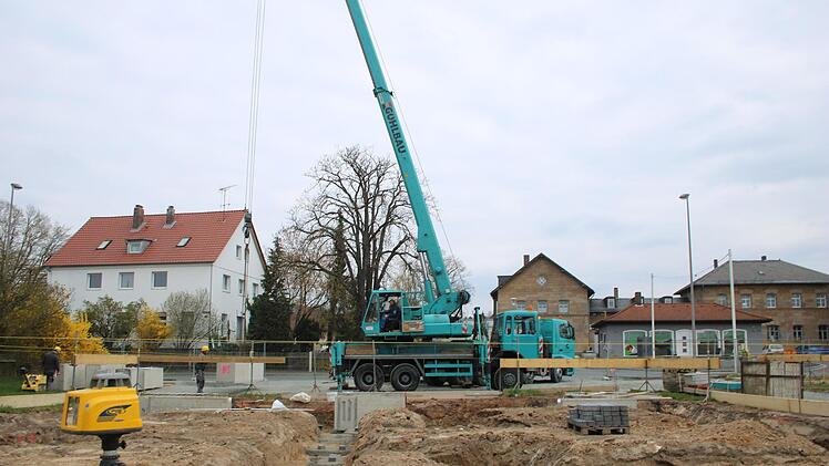 Die Wohnhäuser entstehen direkt gegenüber dem Bahnhof (im Hintergrund rechts). Foto: Jürgen Gärtner
