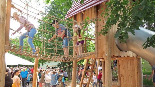 Balancieren, klettern oder rutschen: Die neue Kletterburg bietet viele Möglichkeiten.