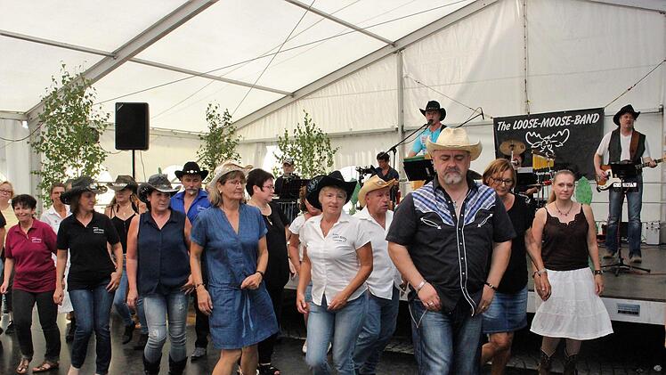 Im Schlosshof traf sich eine eigene Community. Bei den Klängen der  Band "Loose Moose" hielt es die Fans der Country-Szene nicht mehr auf den Bänken.Seeger