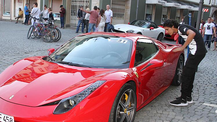 Der feuerrote Ferrari sorgte bei der italienischen Nacht in Kulmbach für Aufmerksamkeit - bei Autodieben stehen solche Luxusgefährte jedoch nicht so hoch im Kurs. Sie sind zu auffällig.Archiv/Sonny Adam