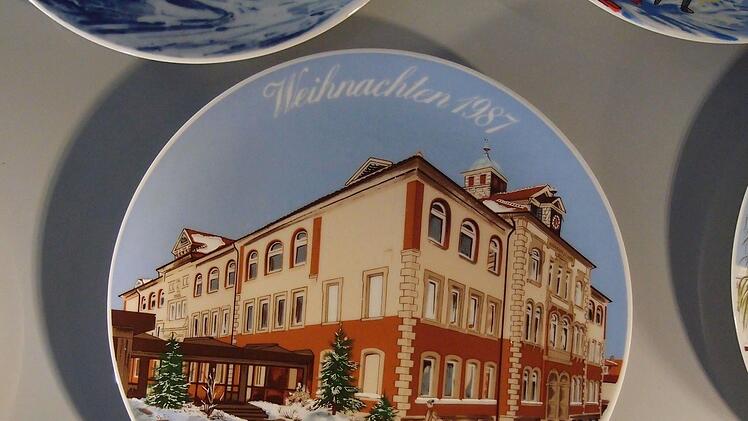 Seit den 1980er Jahren produzierte die einst in Neustadt ansässige Firma Friedel Jahresteller. Als stimmungsvolle Motive dienten Jahr für Jahr wechselnde winterliche Szenen mit bekannten Gebäuden und Örtlichkeiten Neustadts.Foto: Jochen Berger