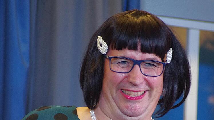 Die humorvolle Verwechslungskomödie "Charleys Tante" hat die Theatergruppe Katzenbach in die World-Wide-Web-Zeit übertragen. Sie hat  eine moderne Slapstick-Komödie insze