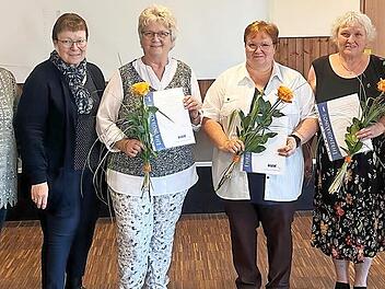 Rosen für langjährige Treue zum VdK (von links): OV-Vorsitzende Charlotte Selig, Hanne Müller (Vorsitzende OV Sambach), die Geehrten Anita Seitz (Zweite OV-Vorsitzende), Marika Pflaum und Marion Pflaum (Beisitzerinnen) sowie Christa Filpe (Vorsitz...