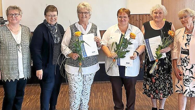 Rosen für langjährige Treue zum VdK (von links): OV-Vorsitzende Charlotte Selig, Hanne Müller (Vorsitzende OV Sambach), die Geehrten Anita Seitz (Zweite OV-Vorsitzende), Marika Pflaum und Marion Pflaum (Beisitzerinnen) sowie Christa Filpe (Vorsitz...