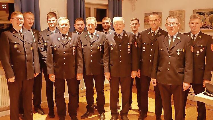 B&uuml;rgermeister Michael Senger zusammen mit Ottmar Amann, Vorsitzendem Maximilian Amann, Johann Rauh, Rene St&ouml;hr, Reinhold Rauh, KBM Benedikt Kannheiser, Robert Fischer, Kommandant Pascal F&ouml;rner, Norbert Schwarzmann, Thomas Seelmann und KBI Andreas...