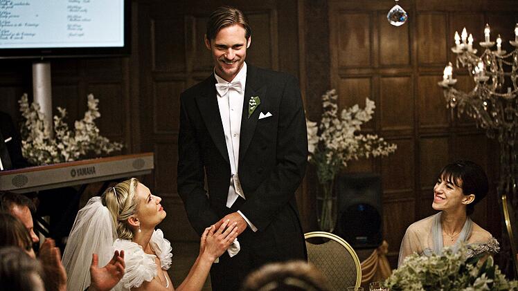 Justine (Kirsten Dunst) feiert ihre Hochzeit mit dem charmanten Michael (Alexander Skarsgard) auf dem Landgut ihrer Schwester Claire (Charlotte Gainsbourg, rechts).