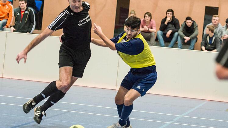 Der Kasendorfer Spielertrainer Ralf Ohnemüller (links) gegen den Torschützenkönig Ali Onarici. Foto: Alexander Muck und Klaus-Peter Wulf