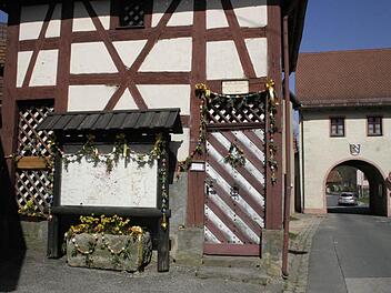 Der österlich geschmückte tiefe Brunnen mit Brunnenhaus in Betzenstein.Foto: Löwisch
