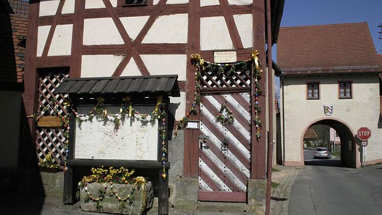 Der österlich geschmückte tiefe Brunnen mit Brunnenhaus in Betzenstein.Foto: Löwisch