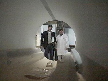 Klaus Swoboda (r.), Chefarzt der Radiologie, erhielt einen neuen Kernspin-Tomographen, der gerade installiert wird.  Fotos: Josef Hofbauer