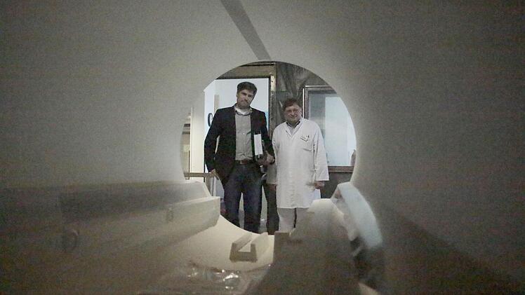 Klaus Swoboda (r.), Chefarzt der Radiologie, erhielt einen neuen Kernspin-Tomographen, der gerade installiert wird.  Fotos: Josef Hofbauer