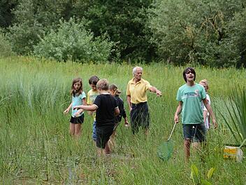 Schüler des Jack-Steigenberger Gymnasiums mit ihrem Lehrer Richard Fix an den Waizenbacher Teichen.  Foto: Bund Naturschutz