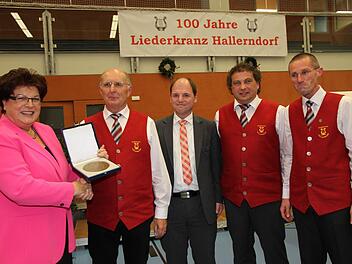 Unter den Augen von MdL Hofmann (M.) überreichte Barbara Stamm (l.) überreicht an das Führungstrio des Gesangvereins die "Zelter-Plakette" (v.l.): Alfons Nützel, Georg Gunselmann und Gerd Betz.