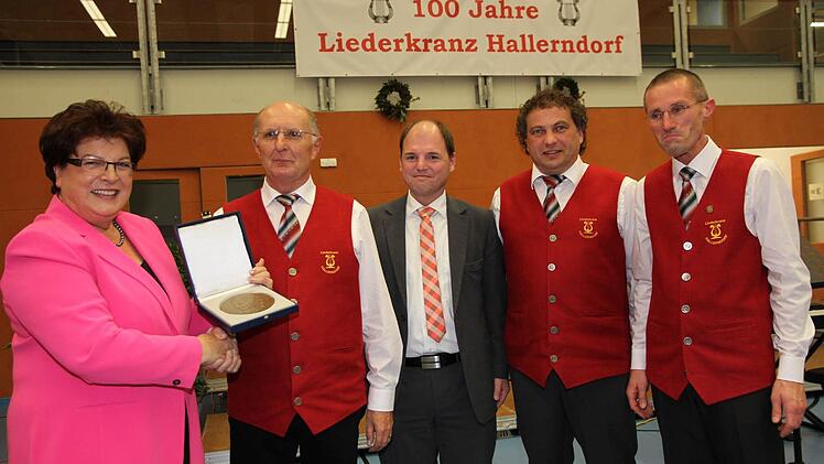 Unter den Augen von MdL Hofmann (M.) überreichte Barbara Stamm (l.) überreicht an das Führungstrio des Gesangvereins die "Zelter-Plakette" (v.l.): Alfons Nützel, Georg Gunselmann und Gerd Betz.