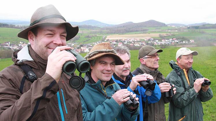 Sie haben ihr Fernglas immer griffbereit: Forstanwärter Maximilian Riezler, Revierleiter Joachim Urban, Rotmilan-Kartierer Paul Neuland und die LBV-Männer Dieter Fünfstück und Norbert Schmäling. Das große Ziel des Projektes: Den Horst der Rotmilane aufspüren, um den Nachwuchs zu schützen. Foto: Carmen Schmitt