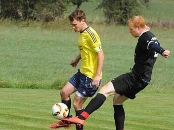 Traf früher auch in roten Schuhen: Oberleichtersbachs Simon Wittmann (links).  Foto: Sebastian Schmitt
