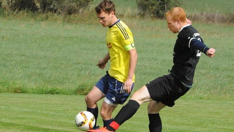 Traf früher auch in roten Schuhen: Oberleichtersbachs Simon Wittmann (links).  Foto: Sebastian Schmitt